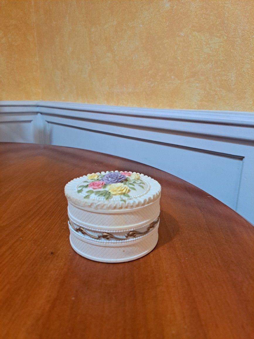 Ring container ceramic 3 1/2 in round by 2 1/4 in tall