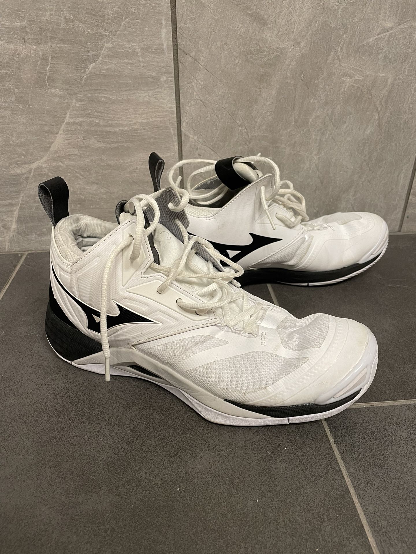 Mizuno WAVE MOMENTUM 2 WOMEN’S VOLLEYBALL SHOE Size 9