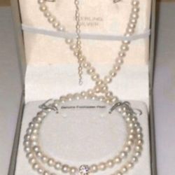 Freshwater Pearls Necklace & Bracelet