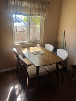 Table / Chairs