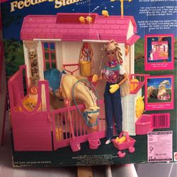 Barbi Feeding Fun Stable Play Set And dolls 
