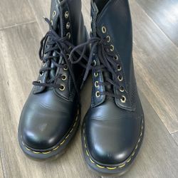 Doc Martens Boots Size 8 Women 7 Men
