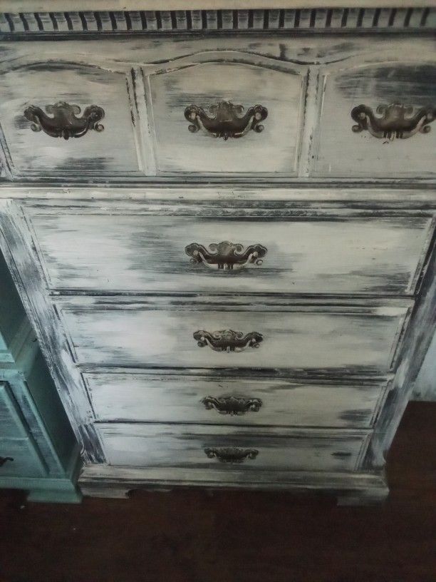 Distressed Vintage Chest Of Drawers Dresser