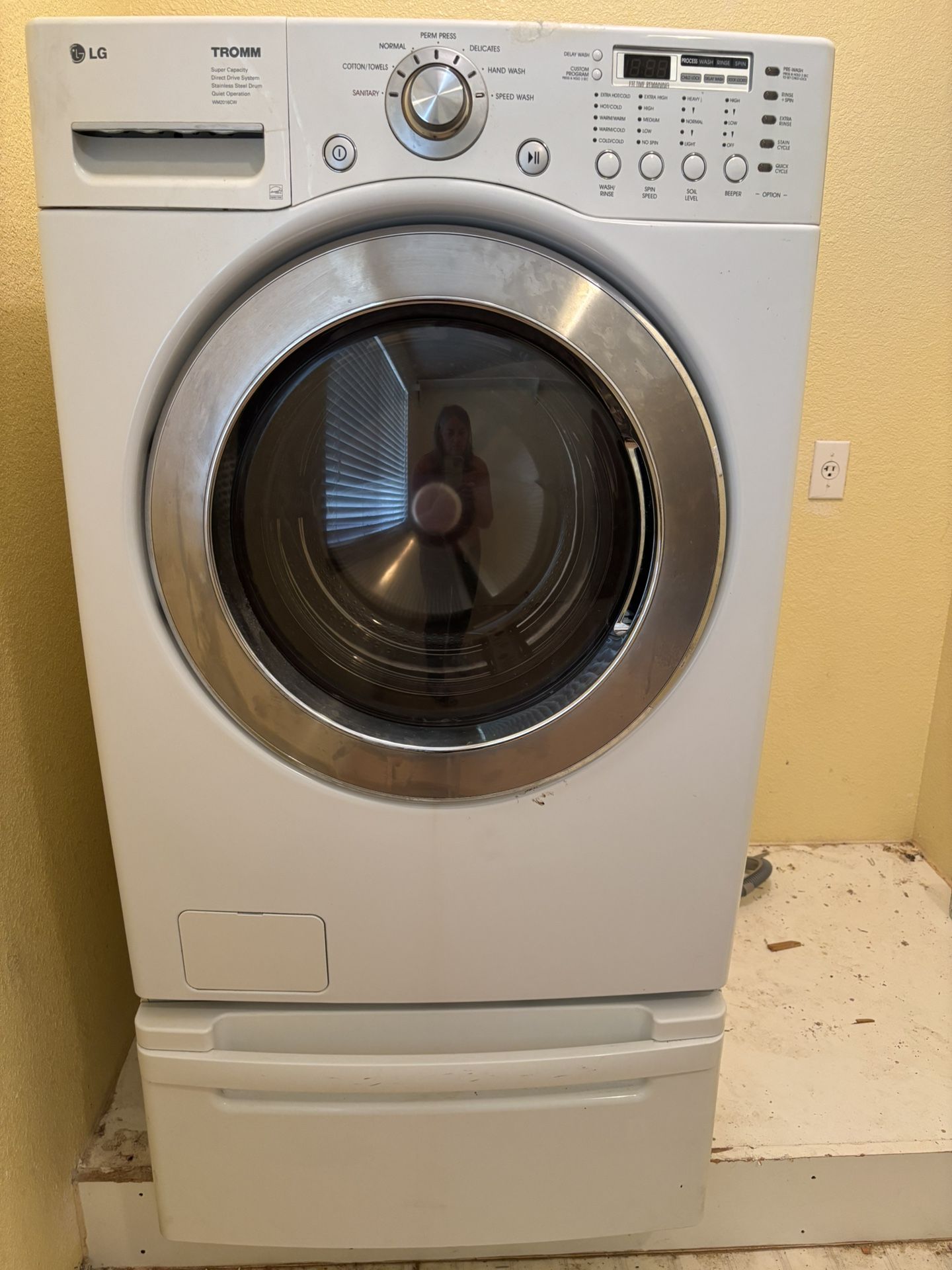 LG Washing Machine with Pedesta