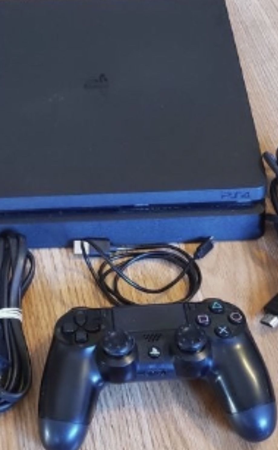 PS4 Slim 500G + Controller + Cords + A Game
