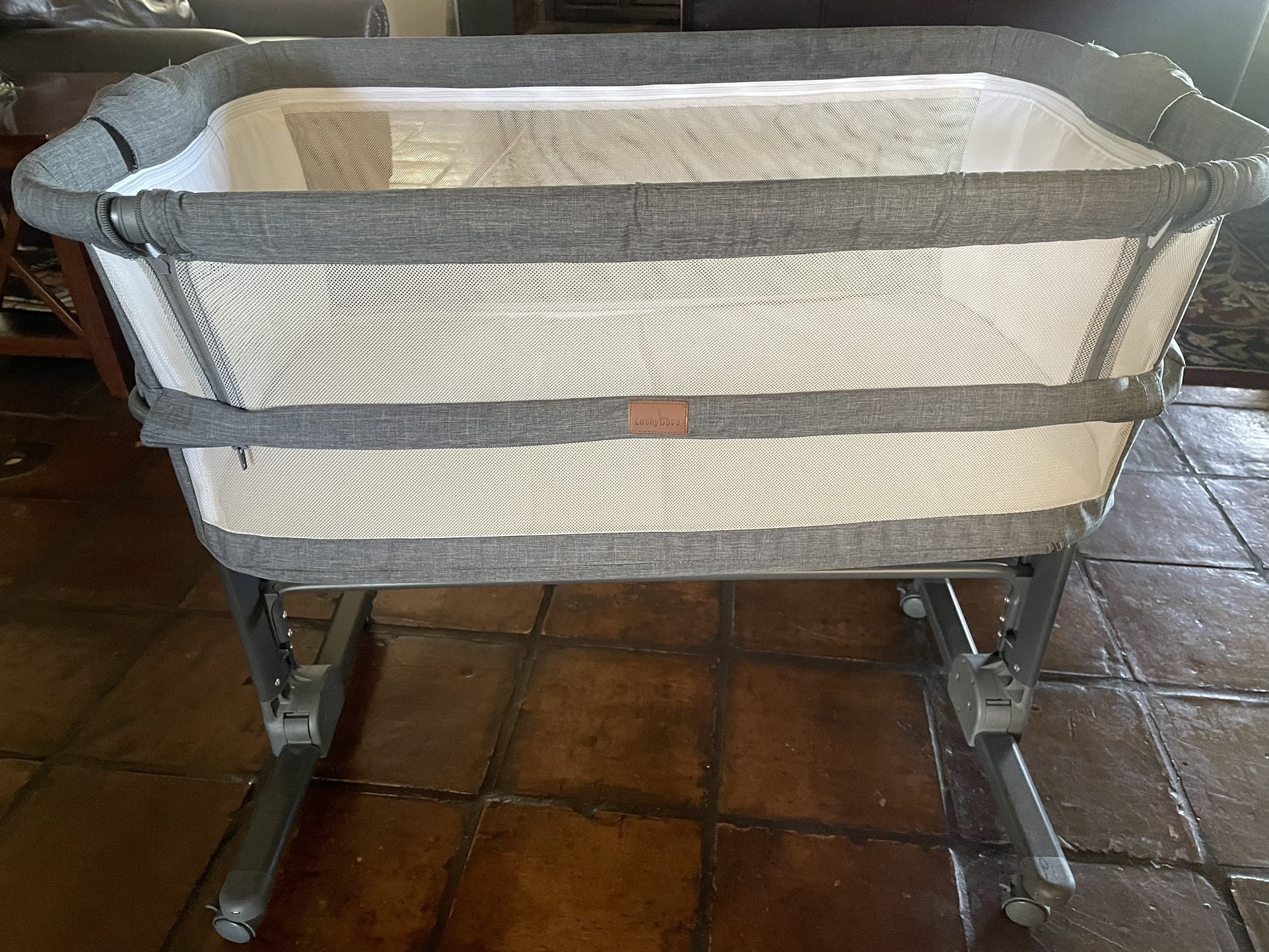 LuckyDove baby Bassinet - Like New