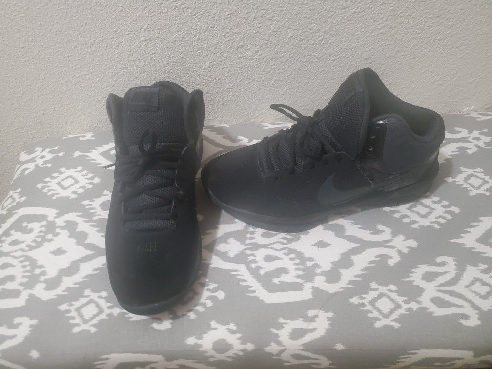 Like new Nikes Size 9 and a 1/2 men's near perfect Condition