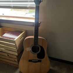 Acoustic Guitar With 10 Picks 