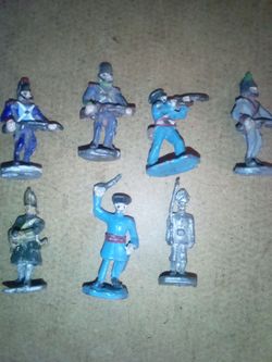 Seven figurines   Metal  25mm