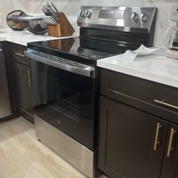 GE Stainless Steel Electric Range (3 Weeks Old – Like New) 