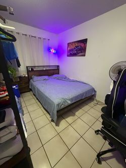 Cama queen con colchón y mesa de noche