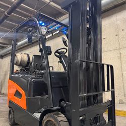 Doosan 2020 forklift, 3500 lb,3 stage, side shift