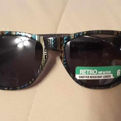 NEW sunglasses w/case shatter resistance lenses
100% UV protection $5 FIRM