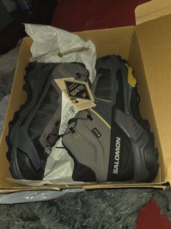 BRAND NEW GORE-TEX SALOMON HIKING BOOTS