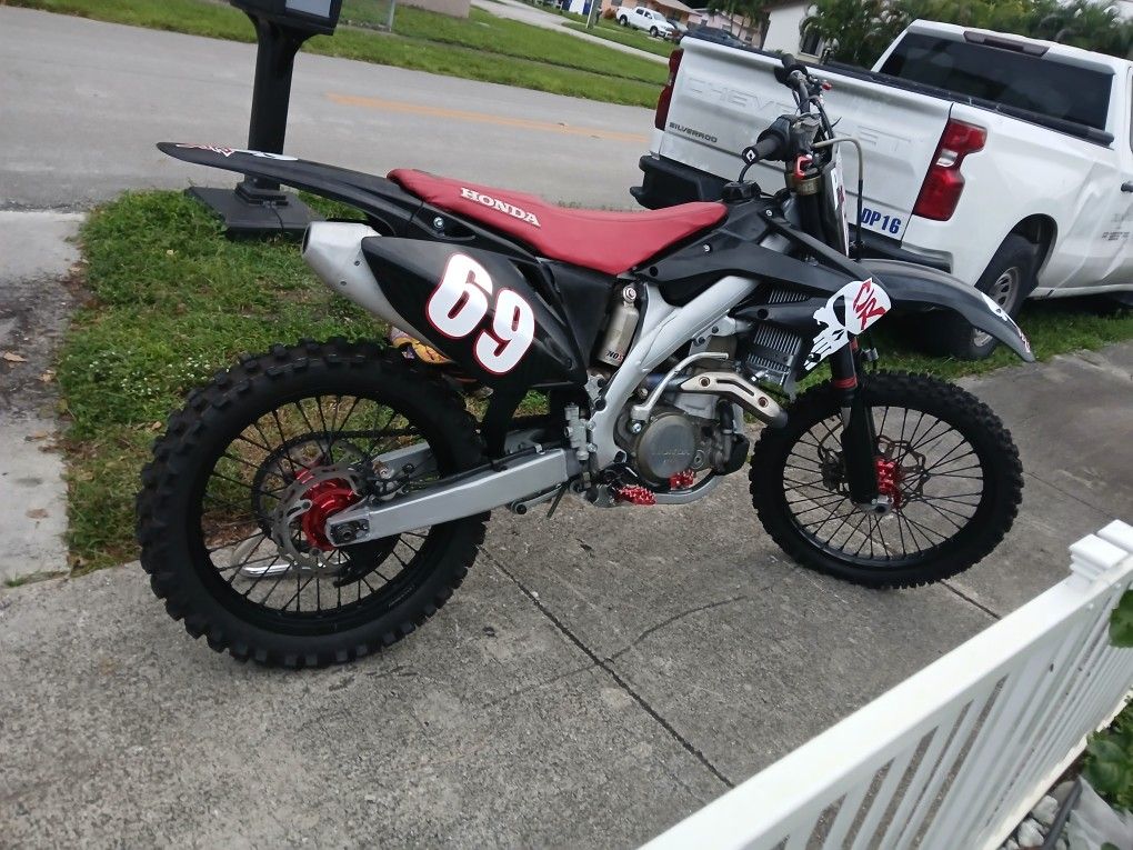 LEGENDARY/Punisher crf450r 
Honda motocross dirtbike with fl title 