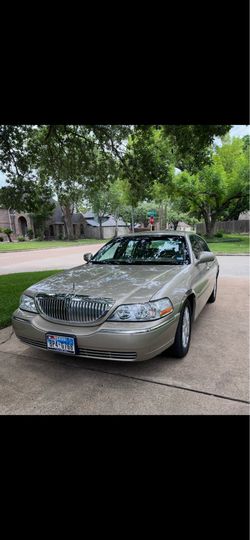 Lincoln Town Car Sedan