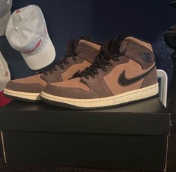 Air Jordan 1 Mid (9.5) BRAND NEW