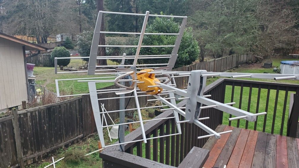 Televes Datboss 60 Mile UHF Amplified Outdoor Antenna