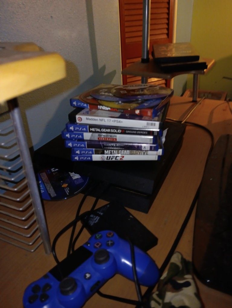 Playstation 4 System 3contrllers And 6 Games In Great Condition 