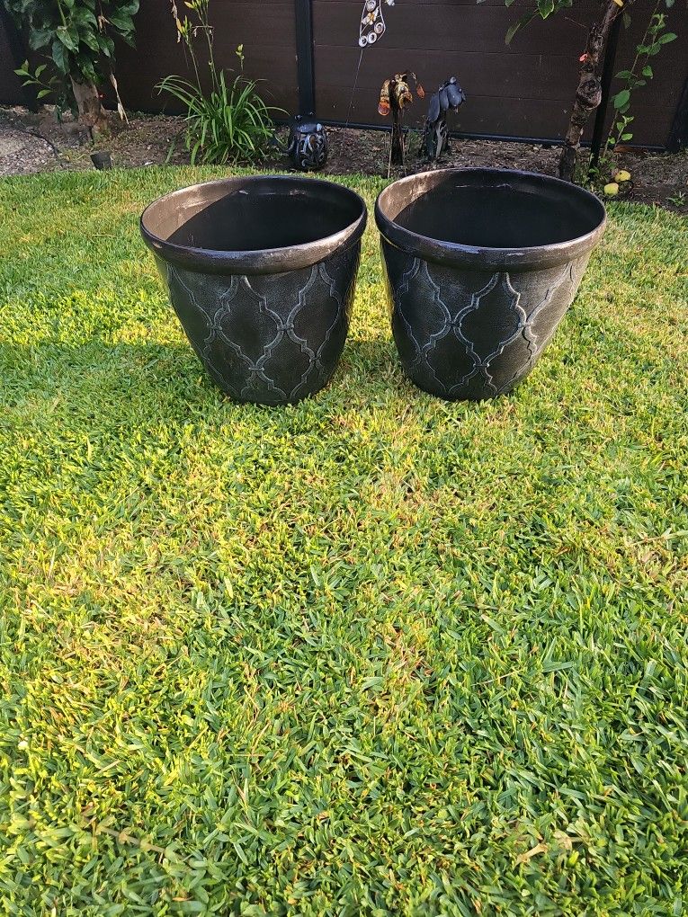 2 NEW POTS FOR PLANTS. 95