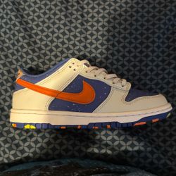 Nike Dunk Low GS "Playground Paint Pack" (Photon Dust/Astronomy Blue/Total Orange). 