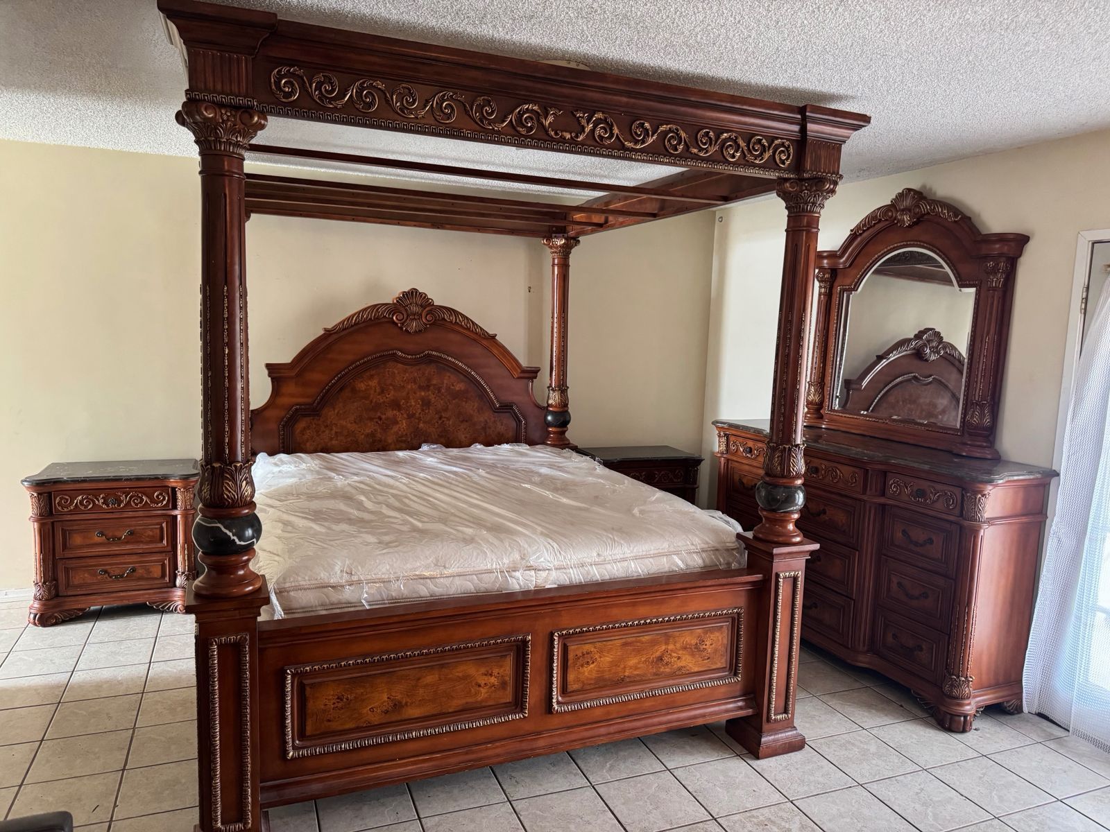 Meridian Royal Canopy Bedroom Set King Size / Recamara King Size