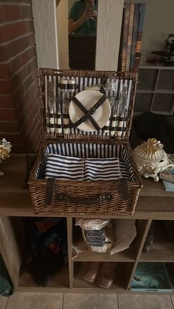 Wicker Picnic Basket Set with Cutlery and Plates