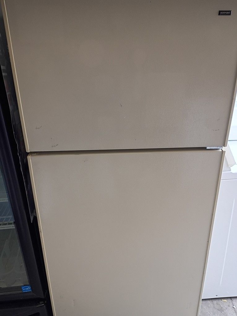 Hotpoint Tan Refrigerator Excellent Works Great Ready to Go!
Pickup in Bloomfield easy access
First come no holds please
Plugged in now can feel tem