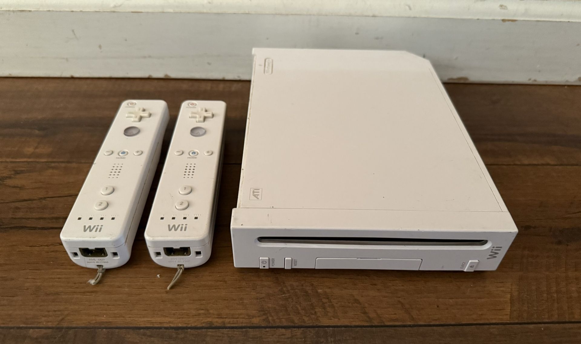 Nintendo Wii Console w/2 Controllers (READ)