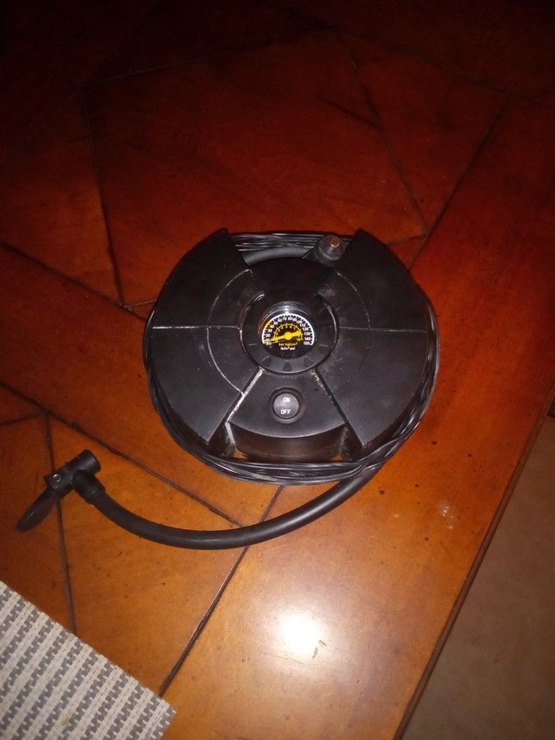 12 Volt Tire Pump Plugs Into The Cigarette Lighter