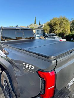 2024 to 2026 Toyota Tacoma Tapa dura de Fibra Que se dobla en tres 5ft bed size only