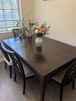 Dining table with 4 chairs - 5 feet -9 feet expandable
