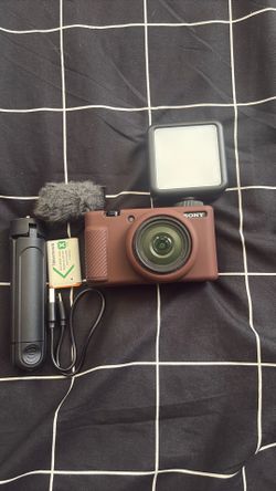 Sony ZV-1F Vlogging Camera Bundle + Bluetooth Grip & LED Light