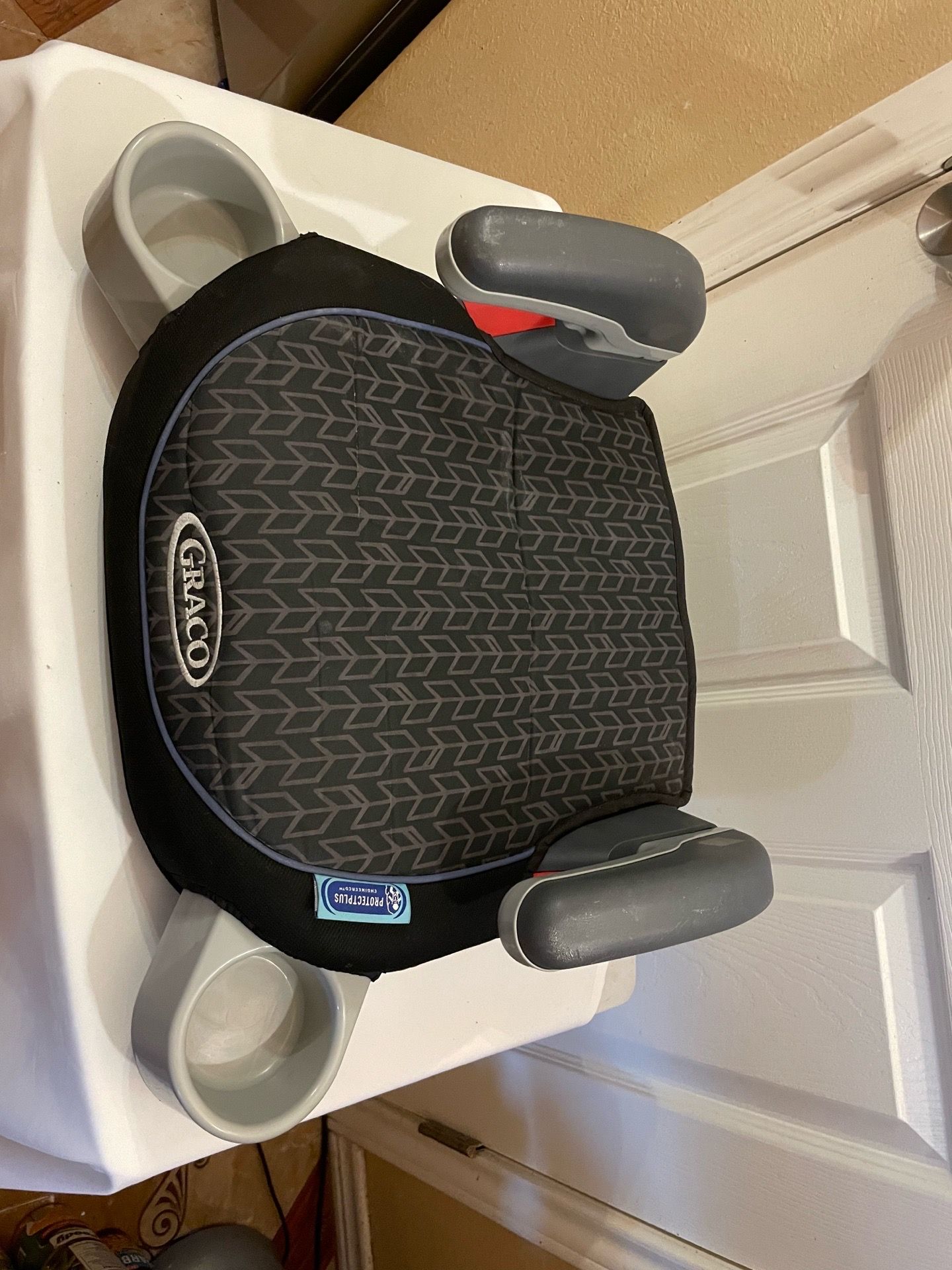 GRACO turbo booster car seat weighing between 40-100Lbs