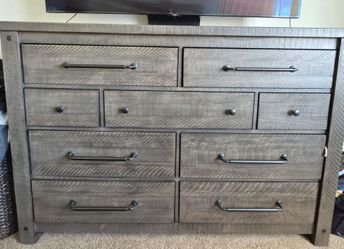 Rooms To Go 8 Drawer Dresser