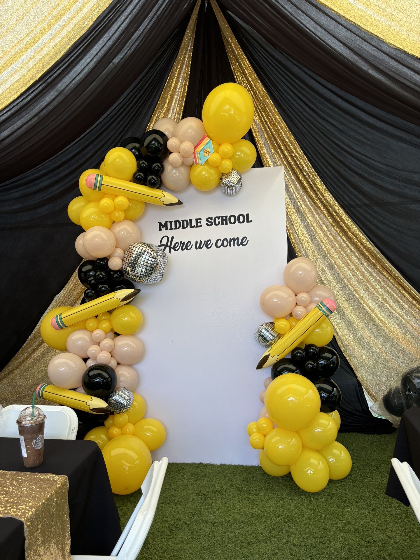 Graduation Backdrop Balloon