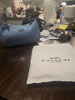Coach Teri Shoulder Bag in Signature Chambray – Light Blue