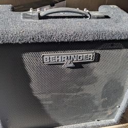 Behringer Ultratone K900FX PA system keyboard amp