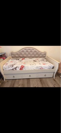 Ashley Furniture "Realyn" Twin Daybed with Storage