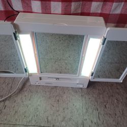 JERDON COLORFUL LADIES MIRROR, EXCELLENT CONDITION ONLY PICK UP 