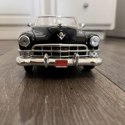 Diecast 1/18 Scale 1949 Cadillac Coupe DeVille Road Signature 