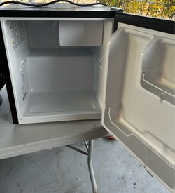 Hisense Mini Fridge – Clean & Works Great!