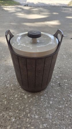 Vintage 1970's Rubbermaid Ice Bucket 