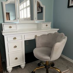 Ladies Vanity Desk With Mirror and Chair $100 OBO