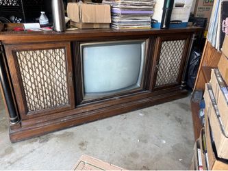 Free Vintage Magnavox Console TV Stereo Record Player – Pickup Only