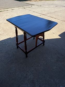 Drop leaf side table