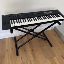 Yamaha MX61 Synthesizer