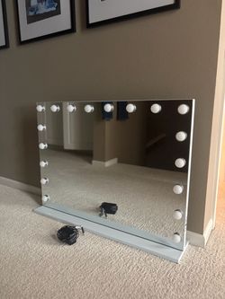 Hollywood Vanity Mirror with lights