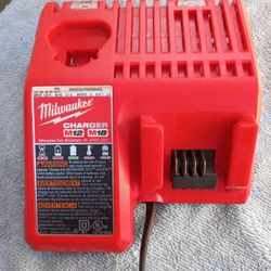 I'm Sellung Charger M 12 M 18 Volts