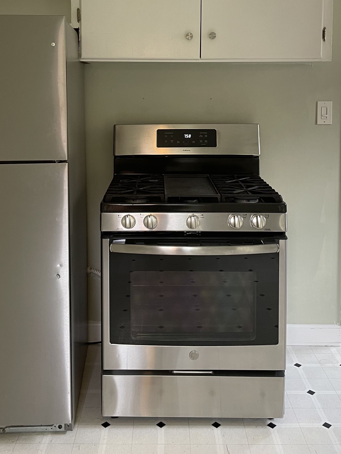 GE Adora 5.0cu Gas Range - Self Cleaning Convection Oven